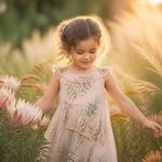 découvrez des prénoms de fille originaux, rares et doux pour offrir à votre enfant une identité unique et pleine de charme.