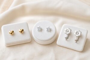 découvrez comment choisir la boucle d'oreille idéale pour les premières oreilles percées de votre enfant : or, argent ou clip, trouvez la solution adaptée à sa peau et à son confort.