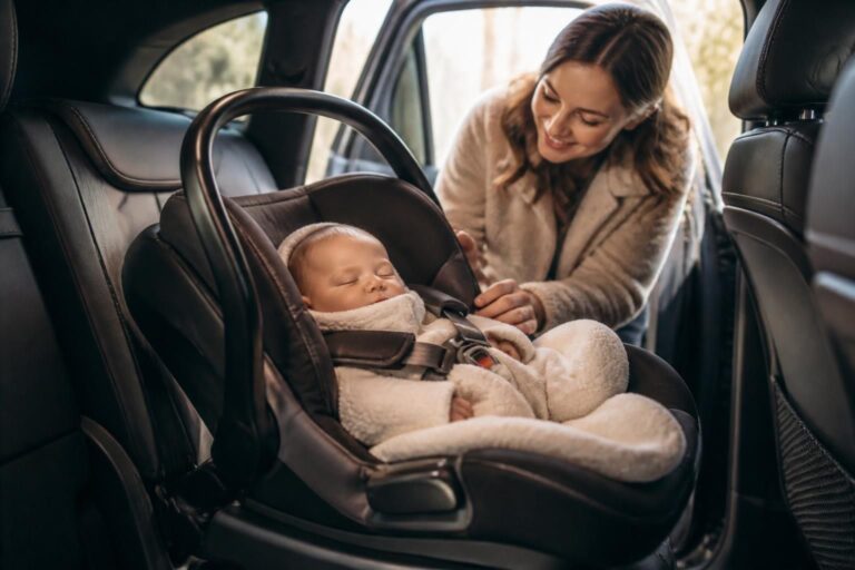découvrez nos conseils pour choisir le siège auto adapté à votre bébé et assurez confort et sécurité, quel que soit son âge.
