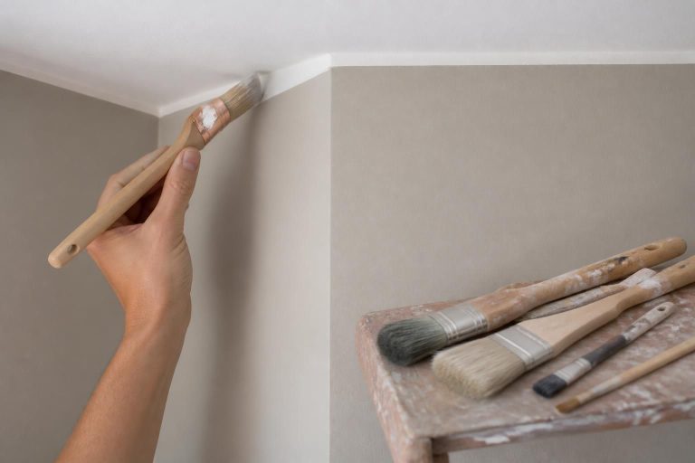 découvrez quel pinceau choisir pour peindre parfaitement les angles et obtenir une finition nette et professionnelle dans vos travaux de peinture.