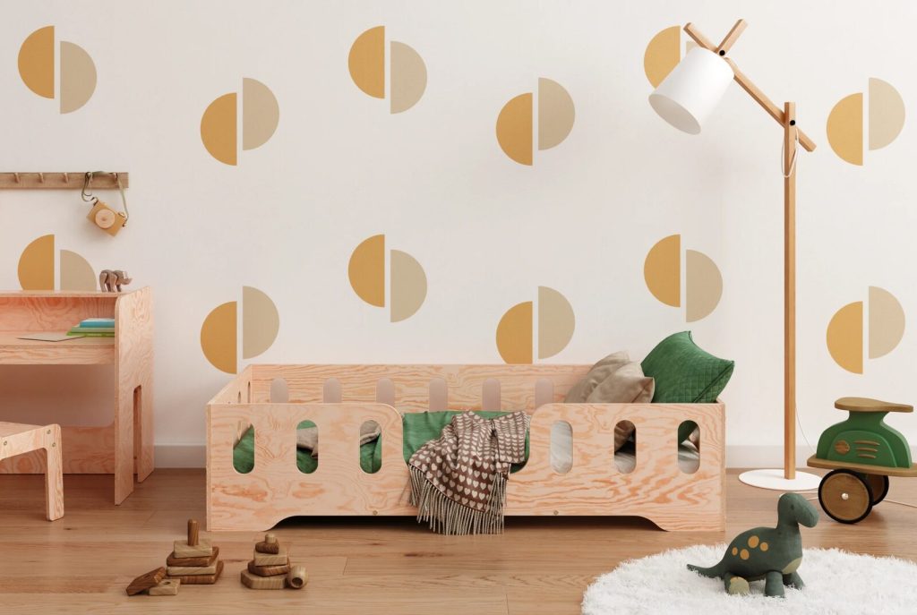 Lit cabane enfant 80x160 en bois clair dans une chambre décorée