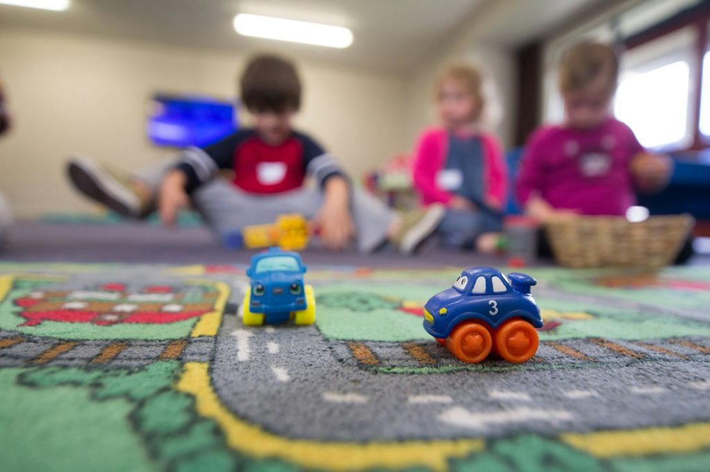 Enfants en bas âge jouant au sol dans une crèche